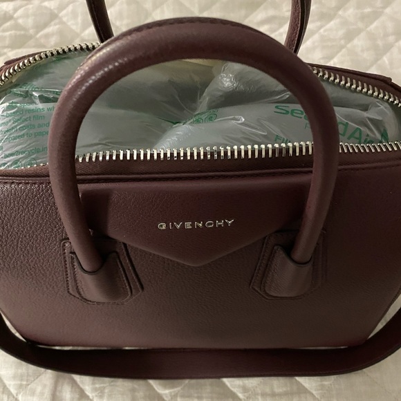 Givenchy Med Antigona Bag in Grained Leather - Picture 8 of 8